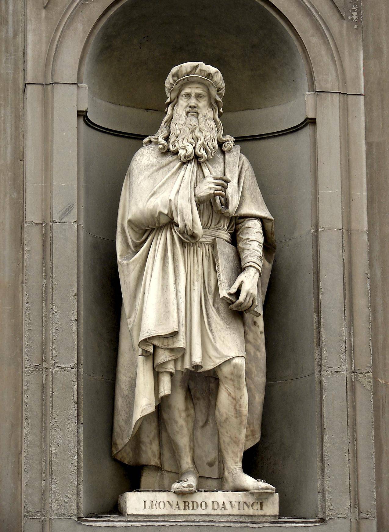 佛罗伦萨的达芬奇雕像