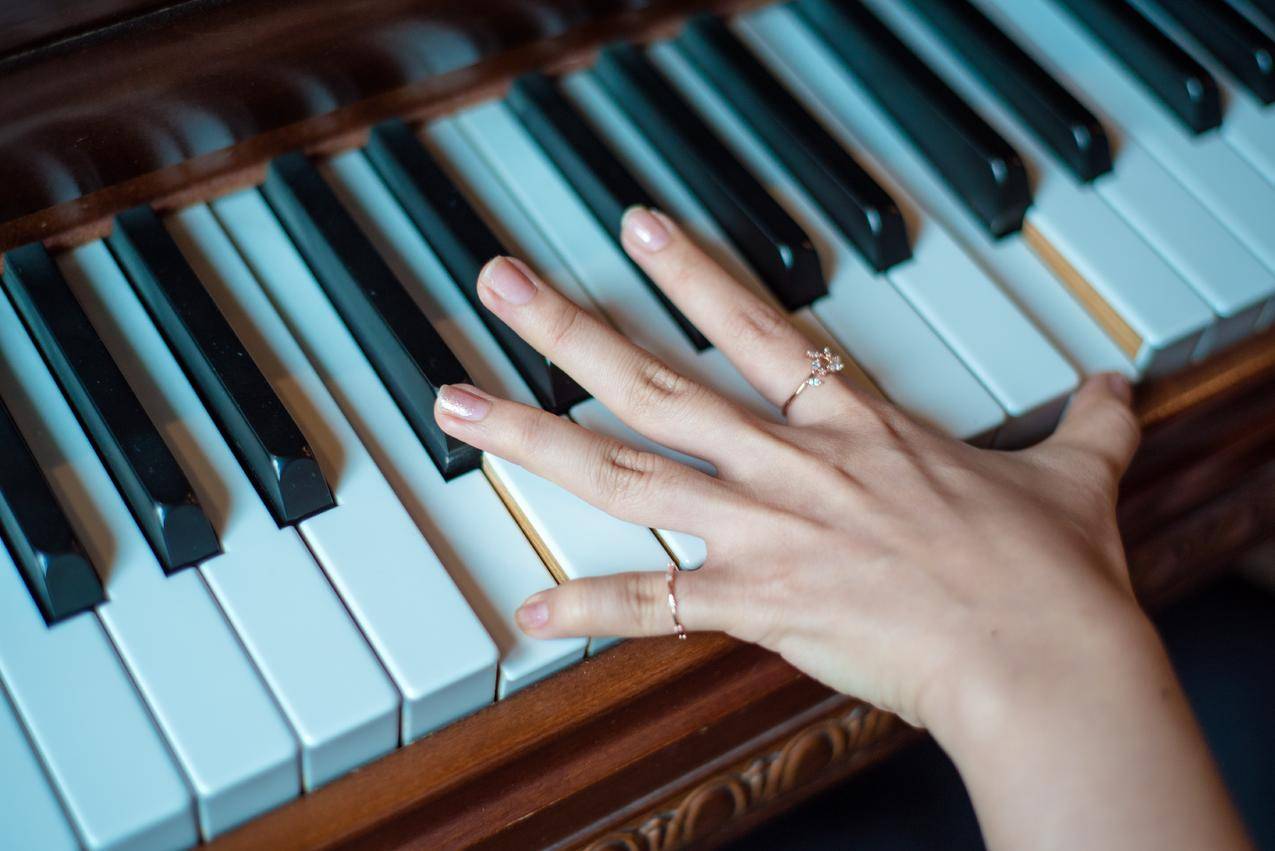 使用2指的人使用的褐色木制钢琴