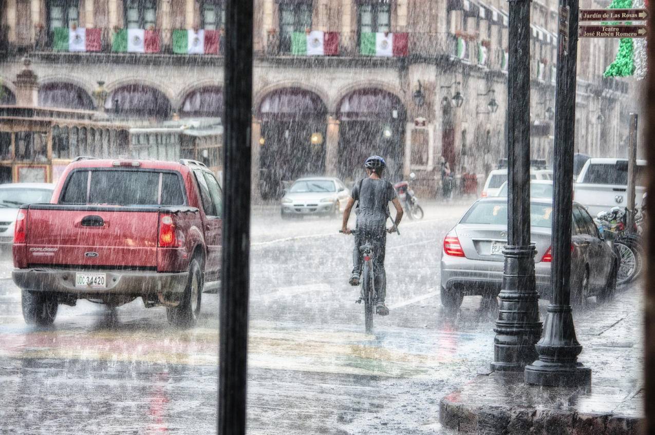 雨天骑自行车的人