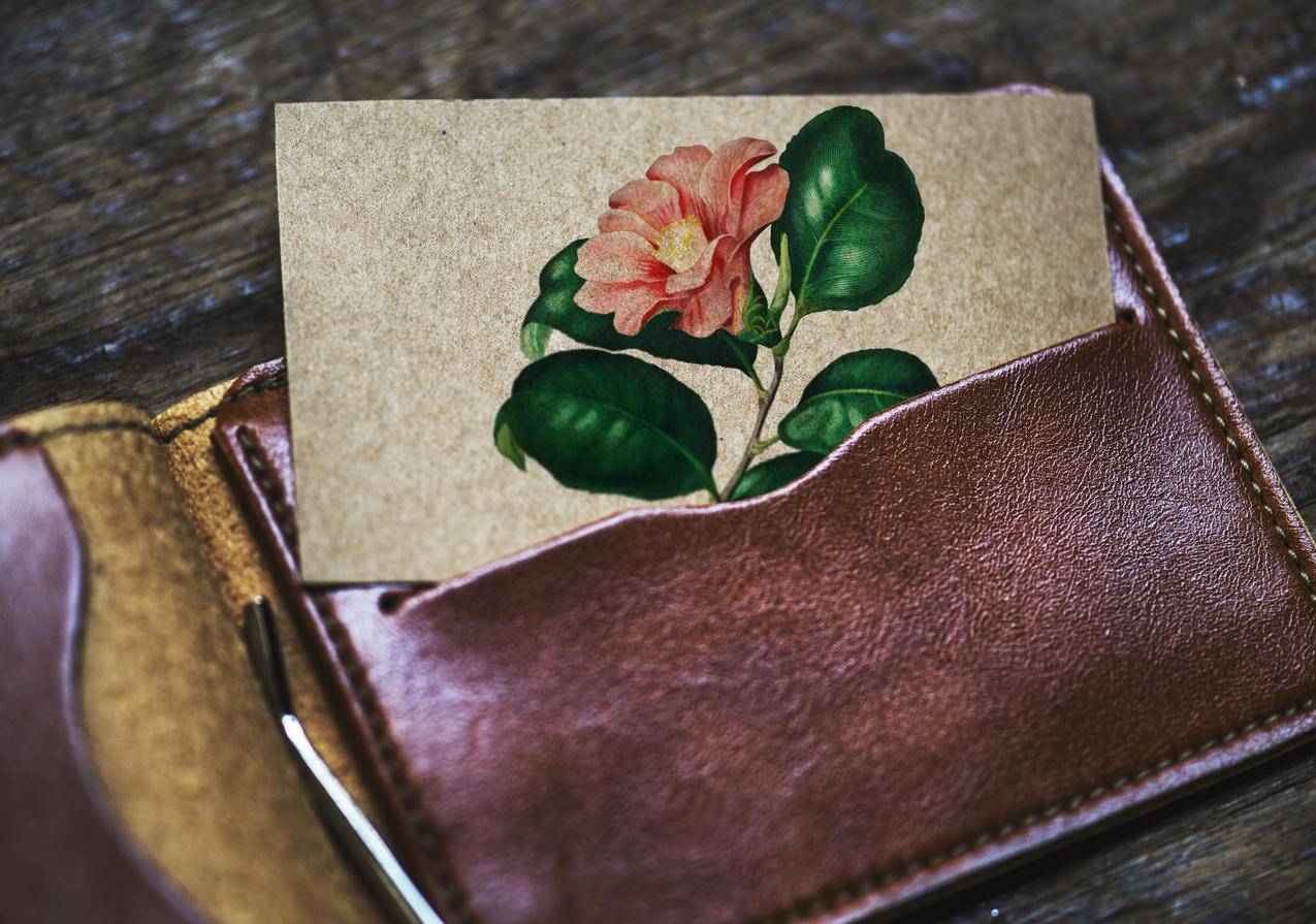 棕色皮卡钱包,粉红色花瓣印刷卡