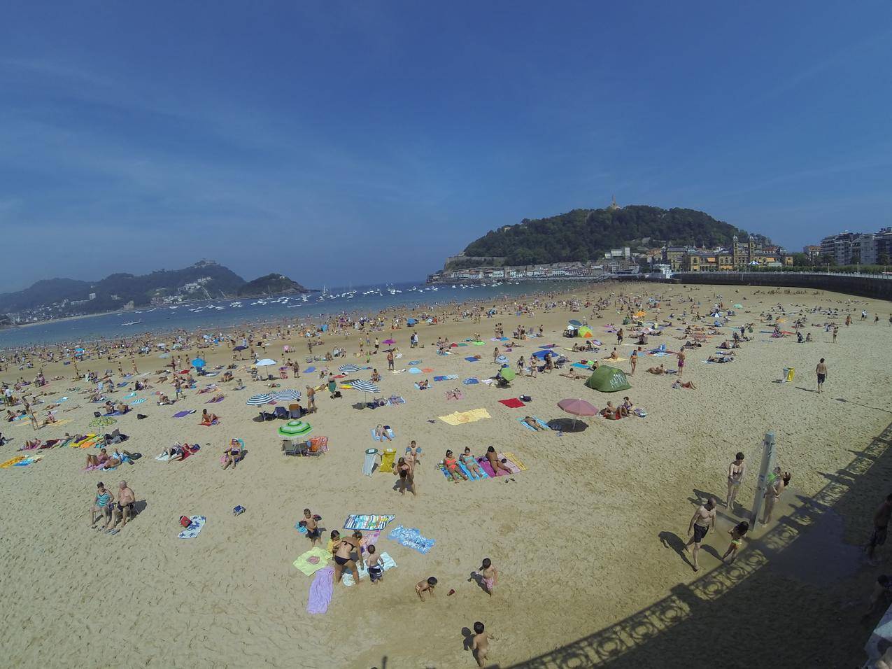 夏日海滩人群高清图片