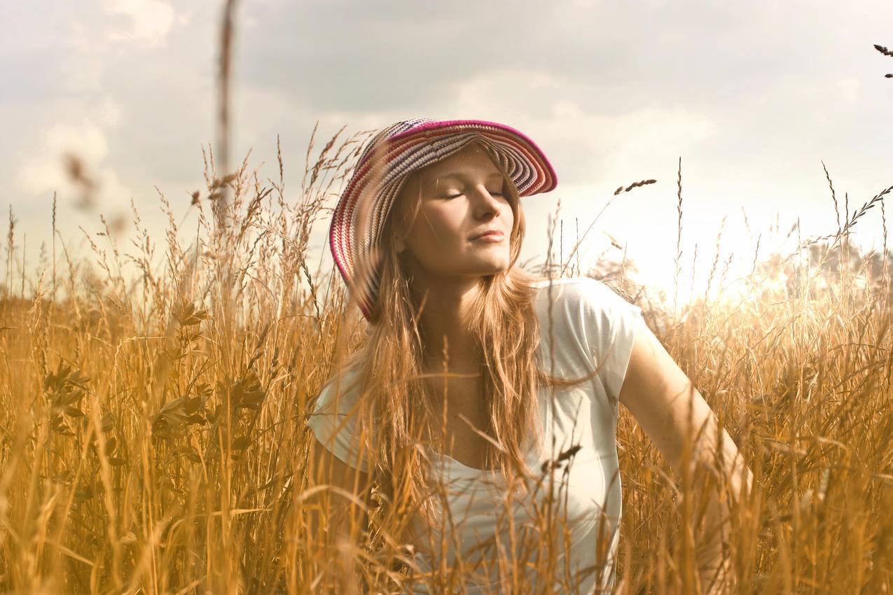 Woman,Wearing,White顶和红白相间的太阳帽