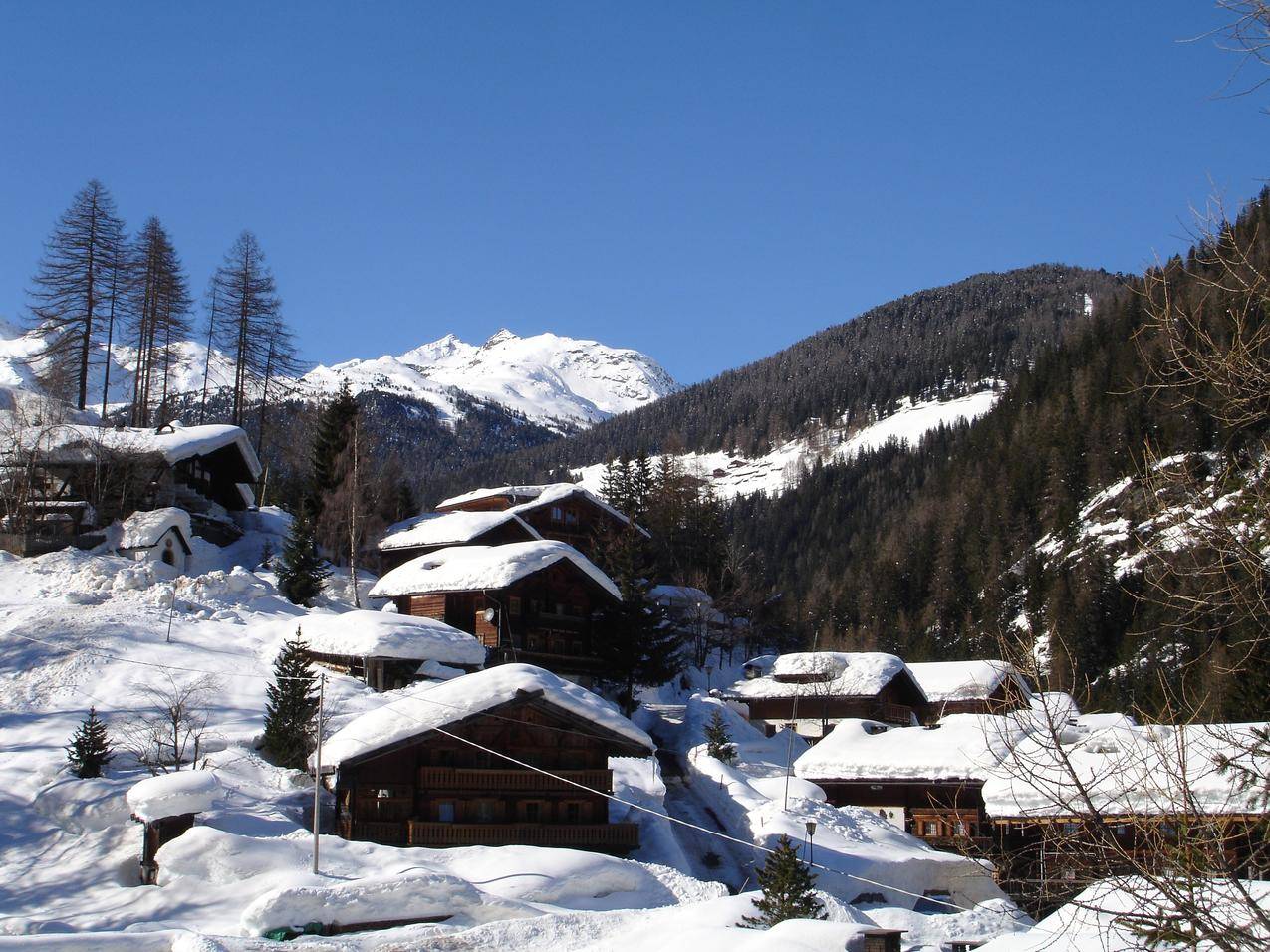 冬天积雪与木屋木房子民居建筑图片