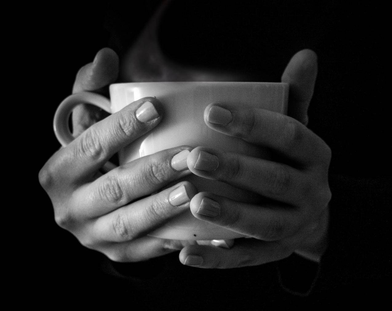 免费的黑白照片,手,咖啡,杯子