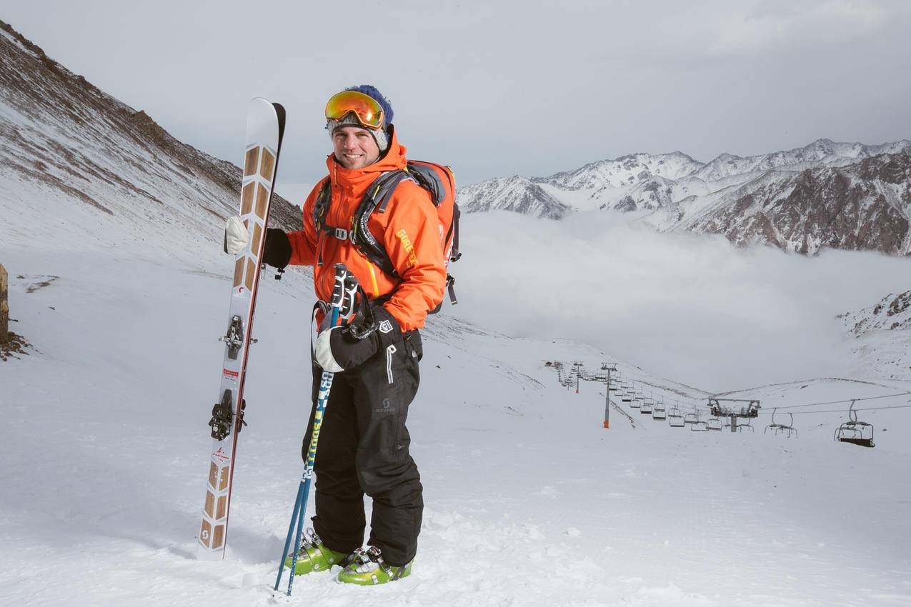 Man,Wearing,Orange与有轨电车附近雪地滑雪雪黑套装