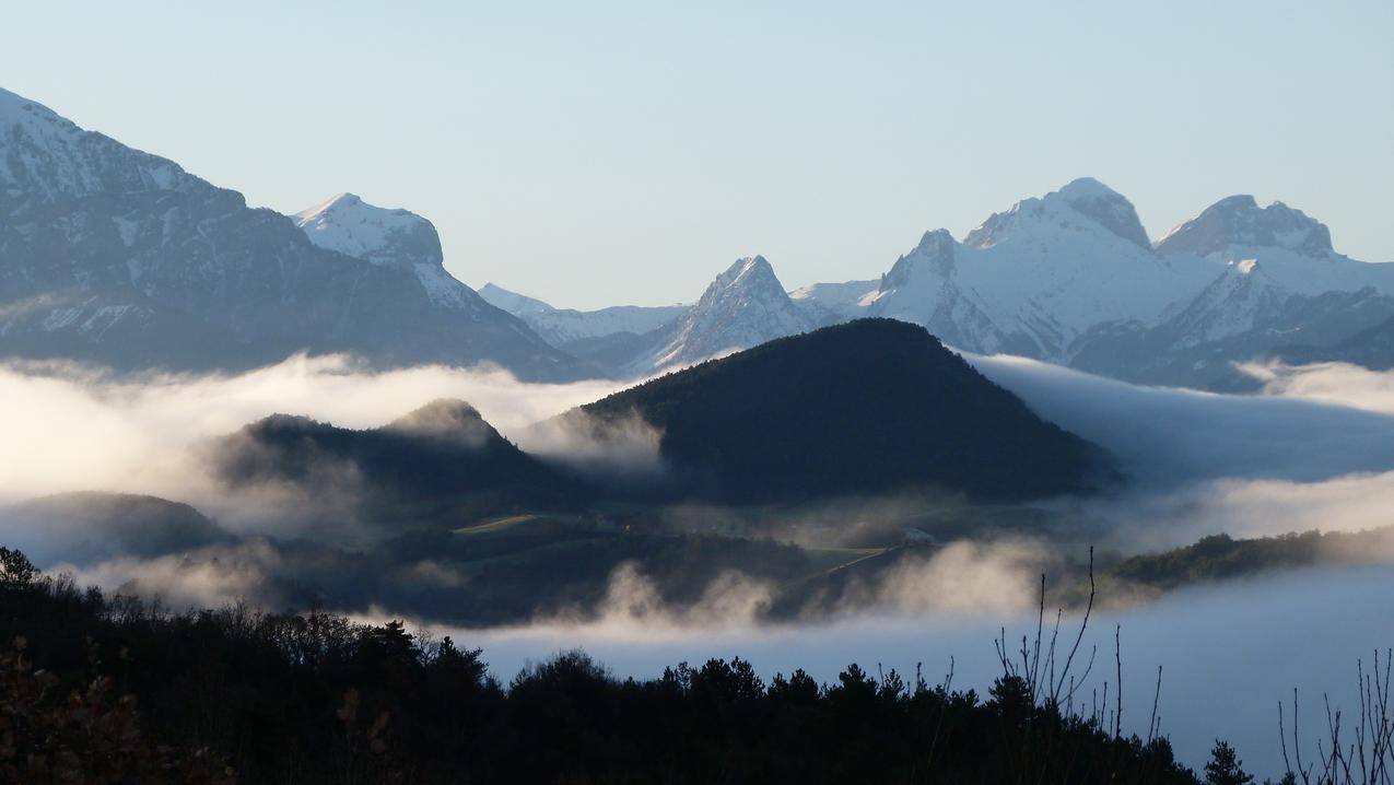阿尔卑斯山清晨的云雾风景图片