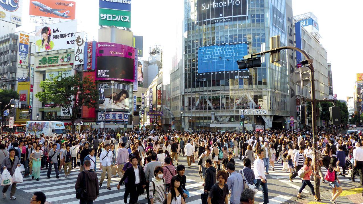 日本东京都市的拥挤人群图片