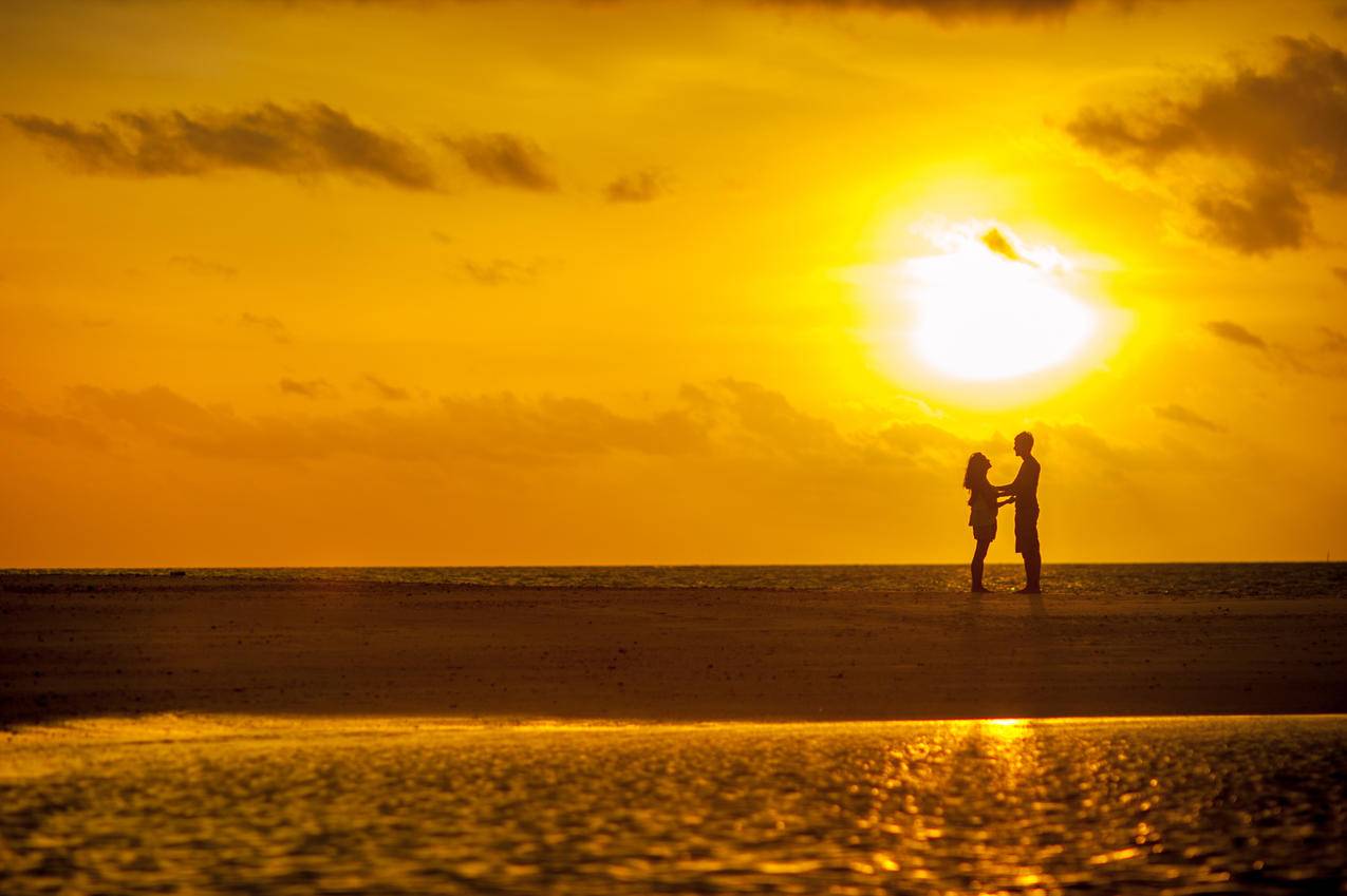 情侣海边牵手唯美图片 情侣手牵手在海边散步的图片(3)_配图网