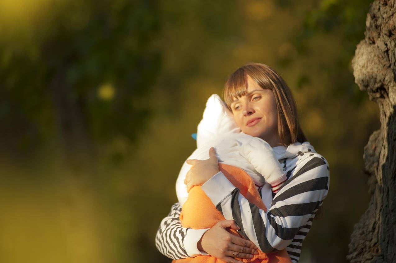Woman,Carrying,Baby选择性聚焦照片