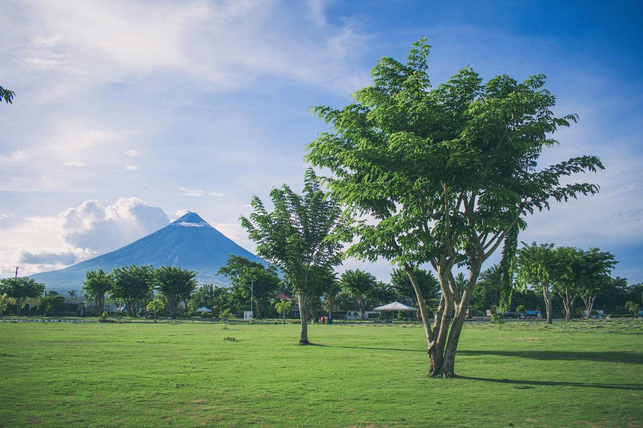 马荣火山背景的开阔地景观摄影