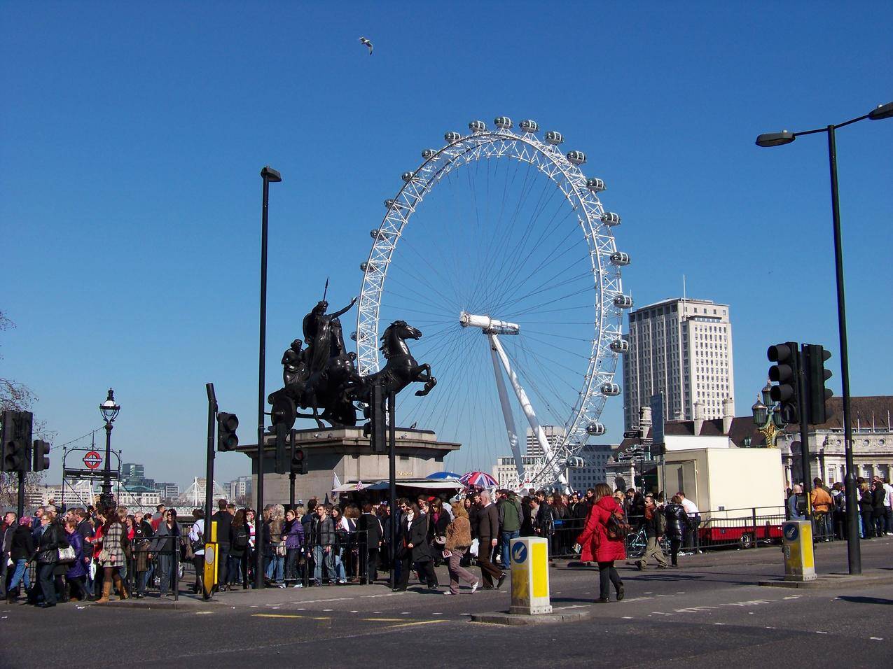 英国伦敦眼摩天轮排队的游客人群图片
