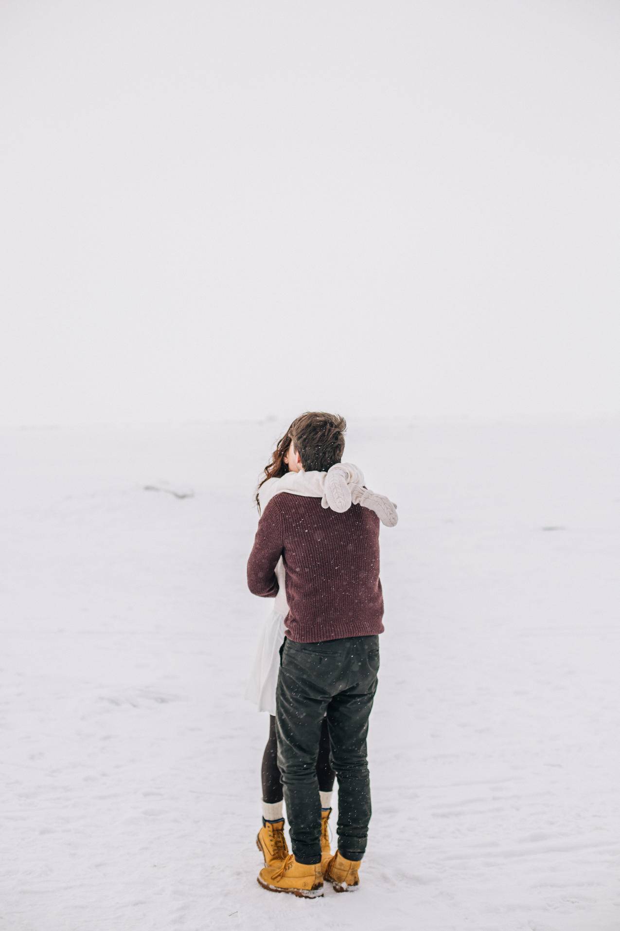 男人和女人在雪地上亲吻