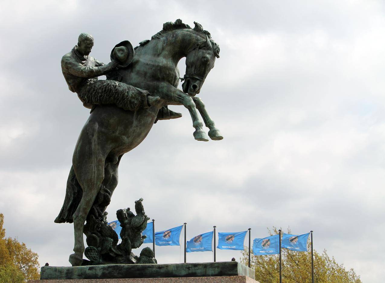 美国俄克拉何马城骑马的牛仔景观雕塑