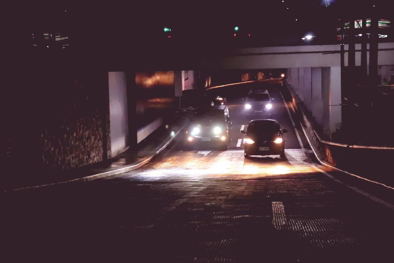 夜间隧道中的汽车高清图片
