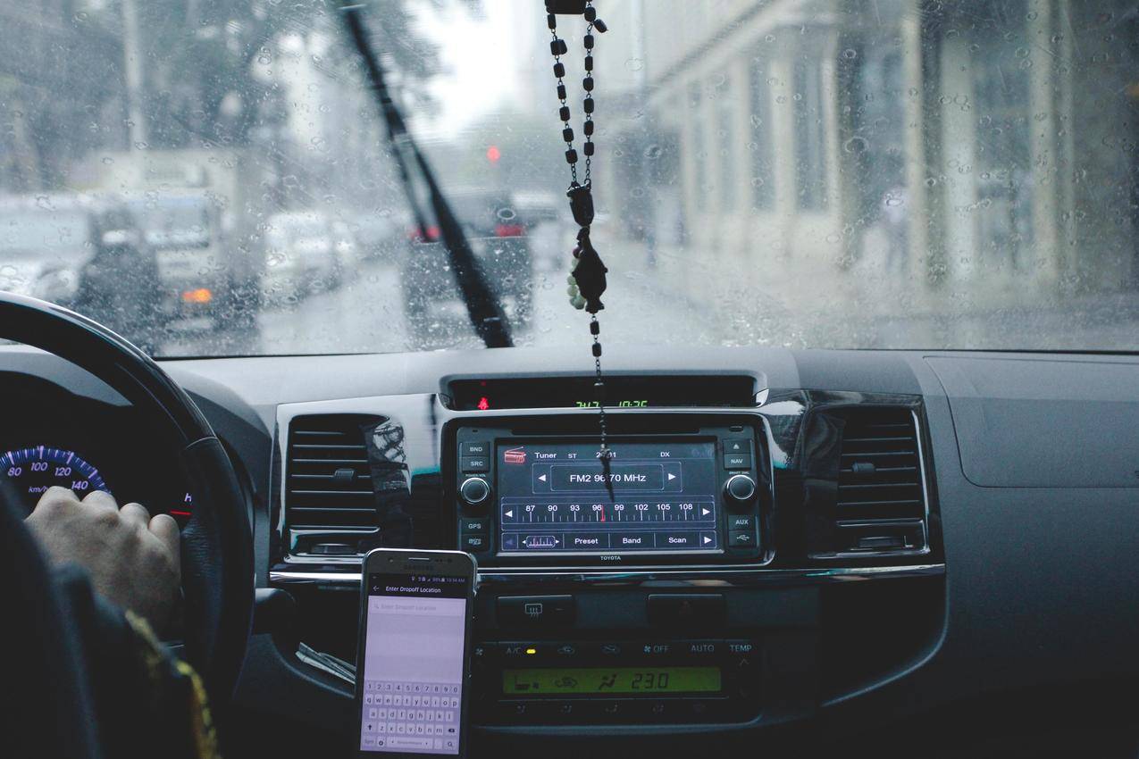 下雨时开车的人的高清图片