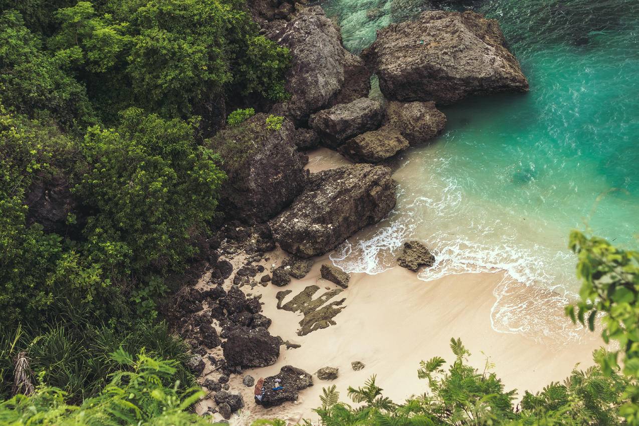 大型灰岩附近海岸的鸟瞰图