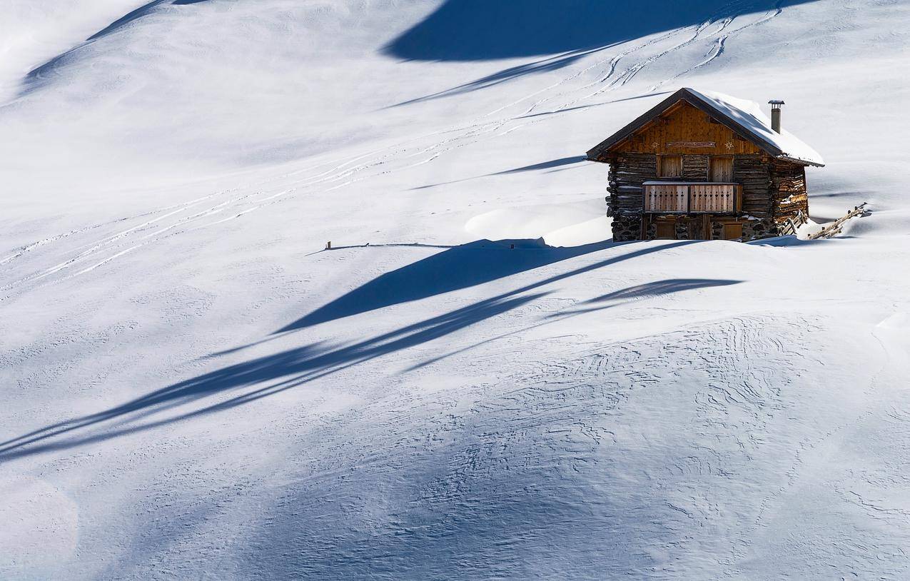 雪上的棕色木屋