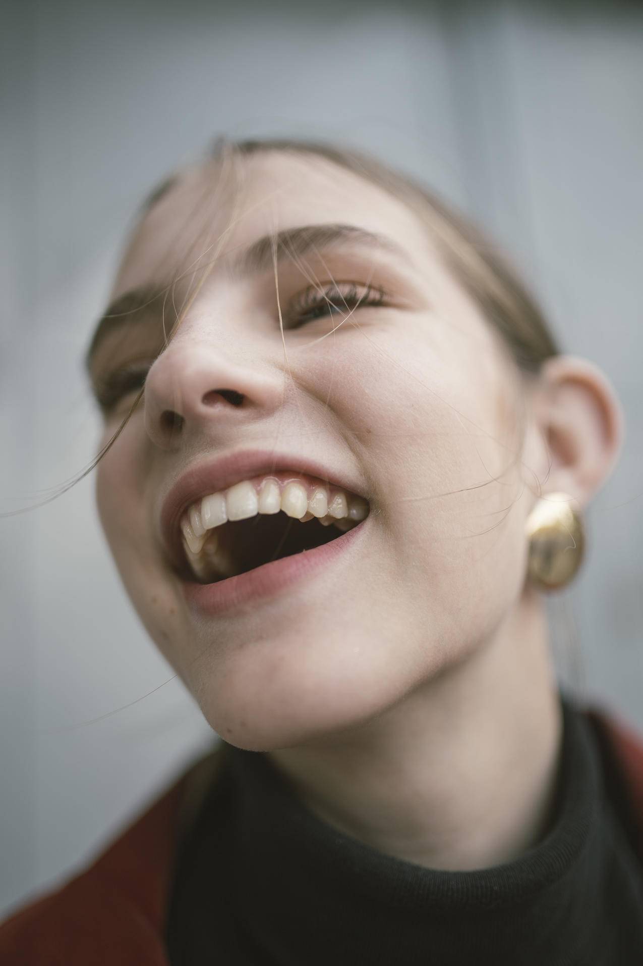 一个笑女人的特写摄影