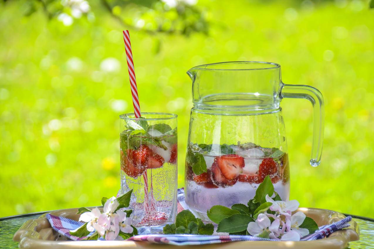 带水和Strawberry的透明玻璃水罐