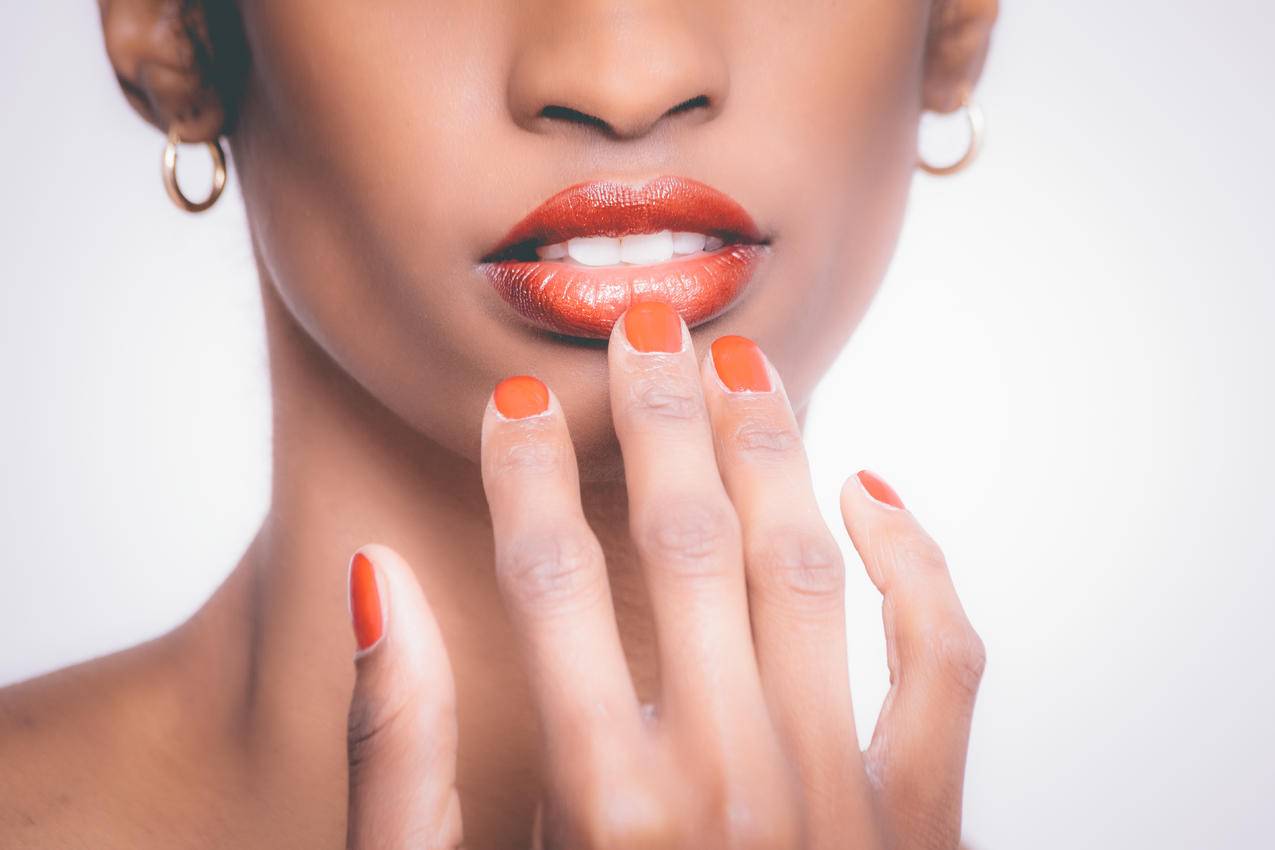 和Orange,Manicure在一起的女人