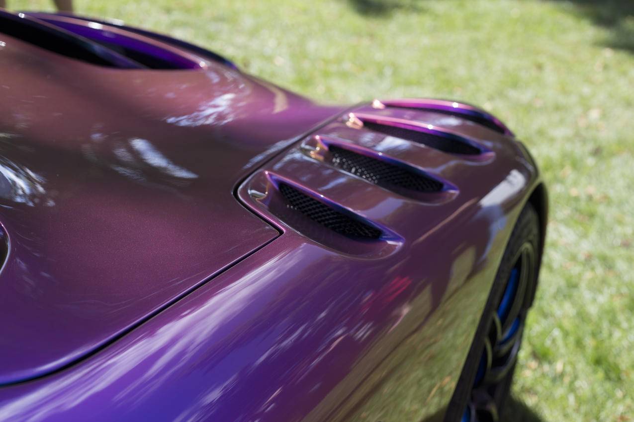 紫色跑车白天