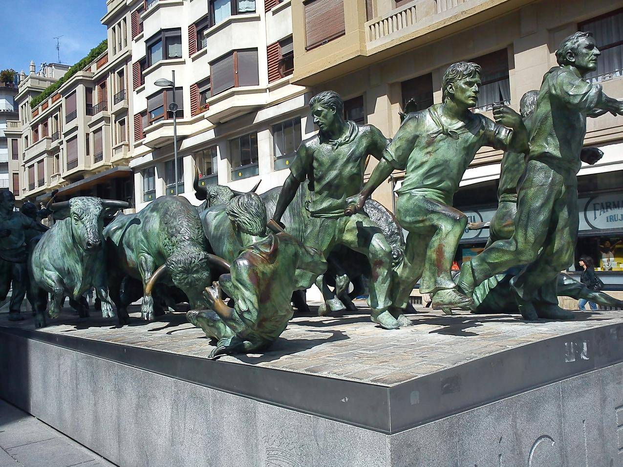西班牙潘普洛纳牛的雕塑图片
