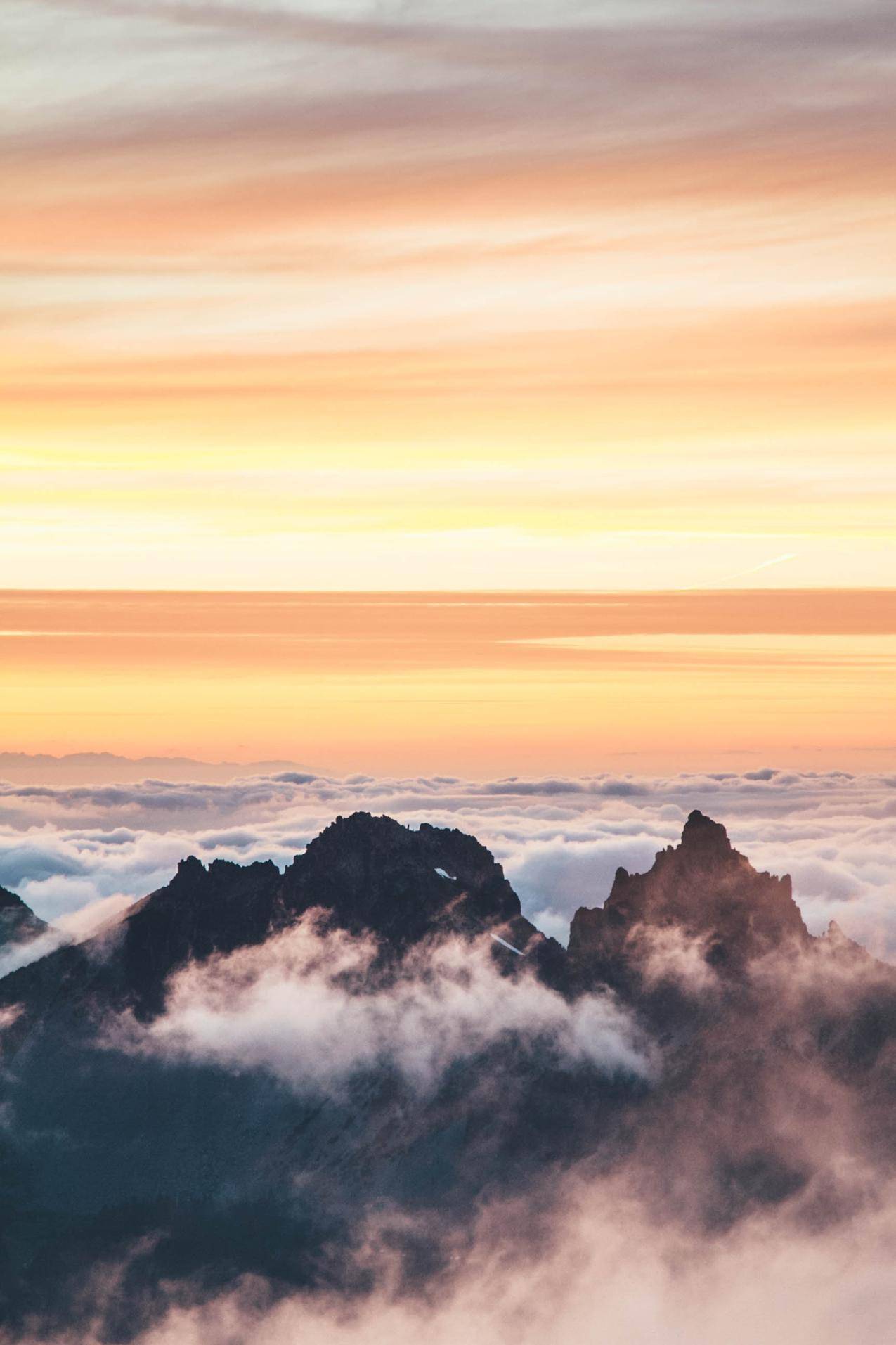 清晨的山峰云海景观图片