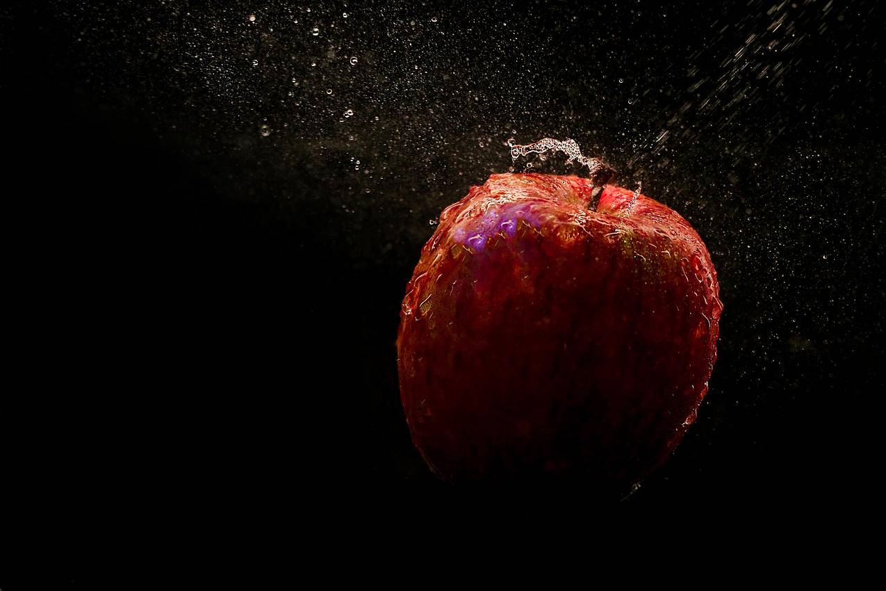 掉落红苹果的延时摄影