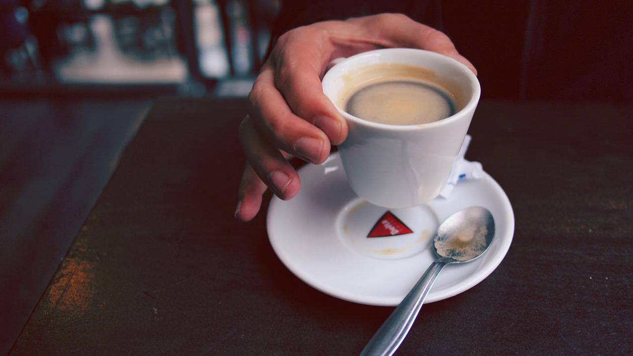 cc0可商用咖啡因图片,咖啡,杯子,手