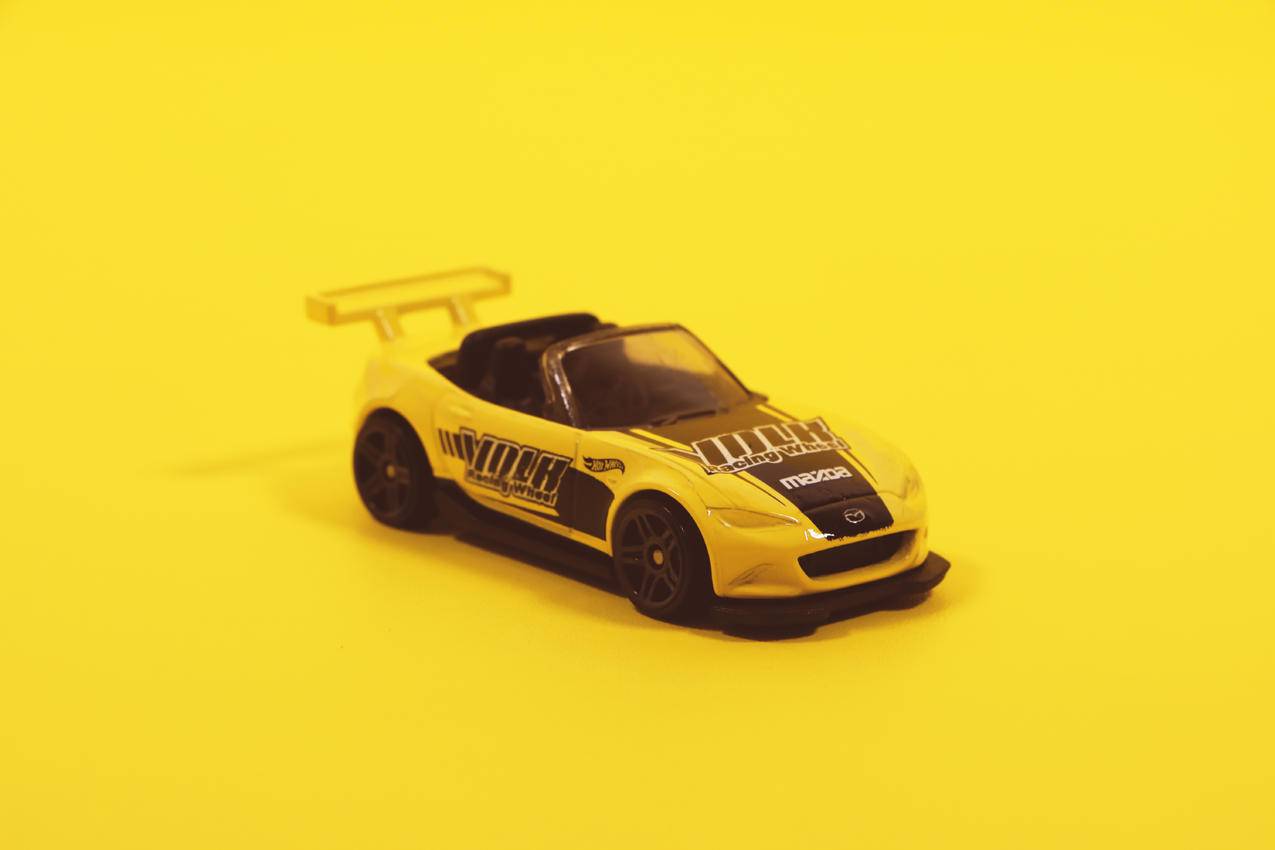 黄色和黑色玩具车模型
