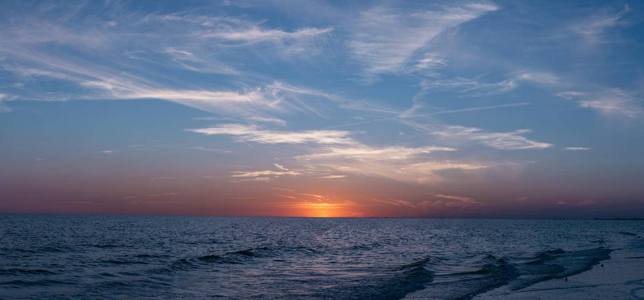 日落时平静的大海