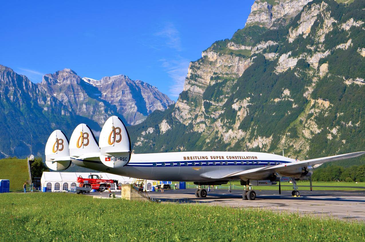瑞士山脚飞机场的飞机图片