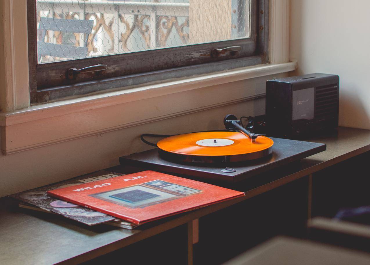 窗前的音乐唱片机图片