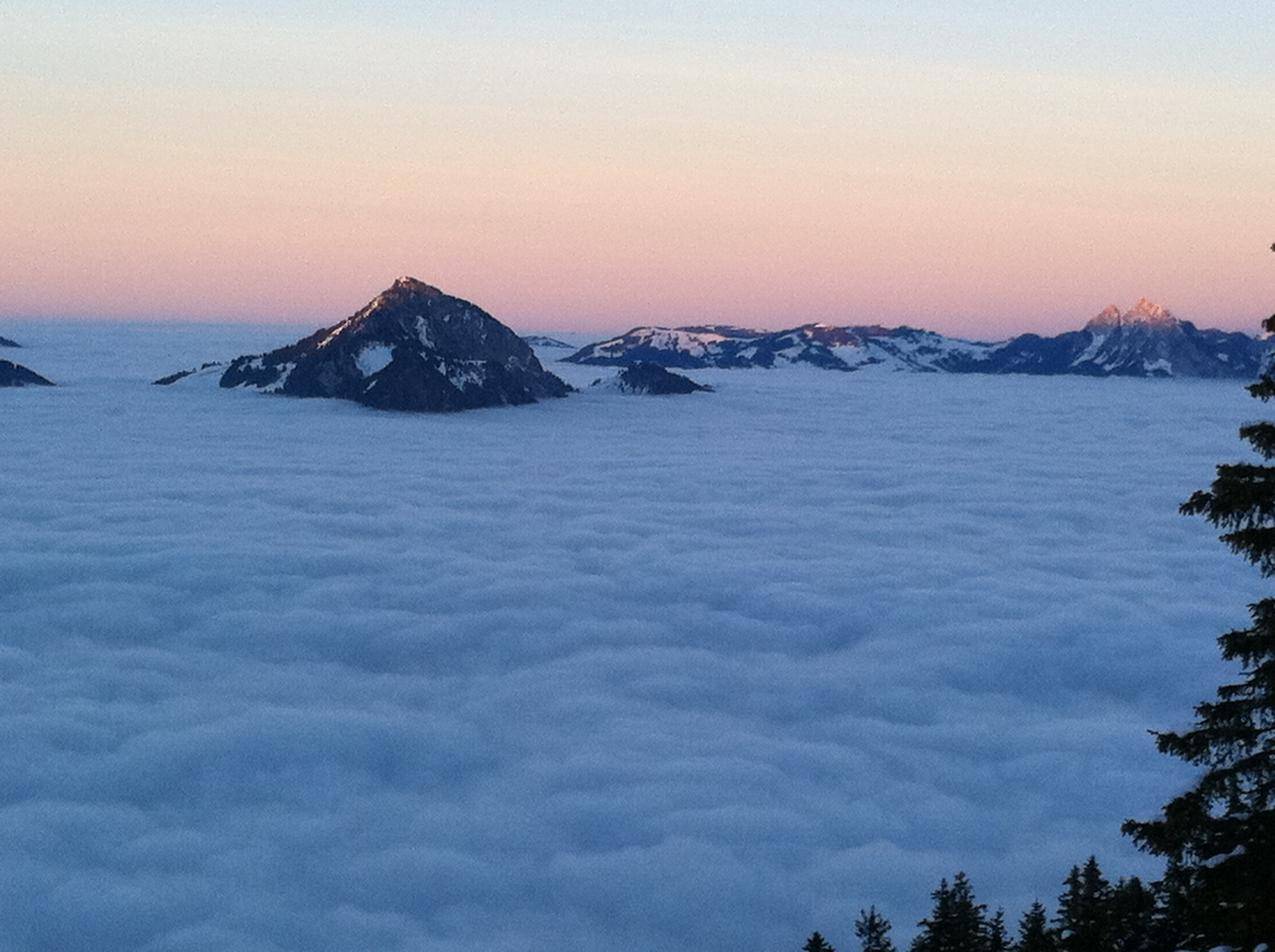 瑞士阿尔卑斯山的云海图片