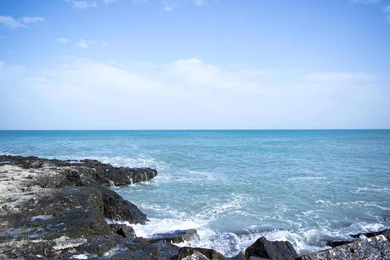 黑色岩层海景