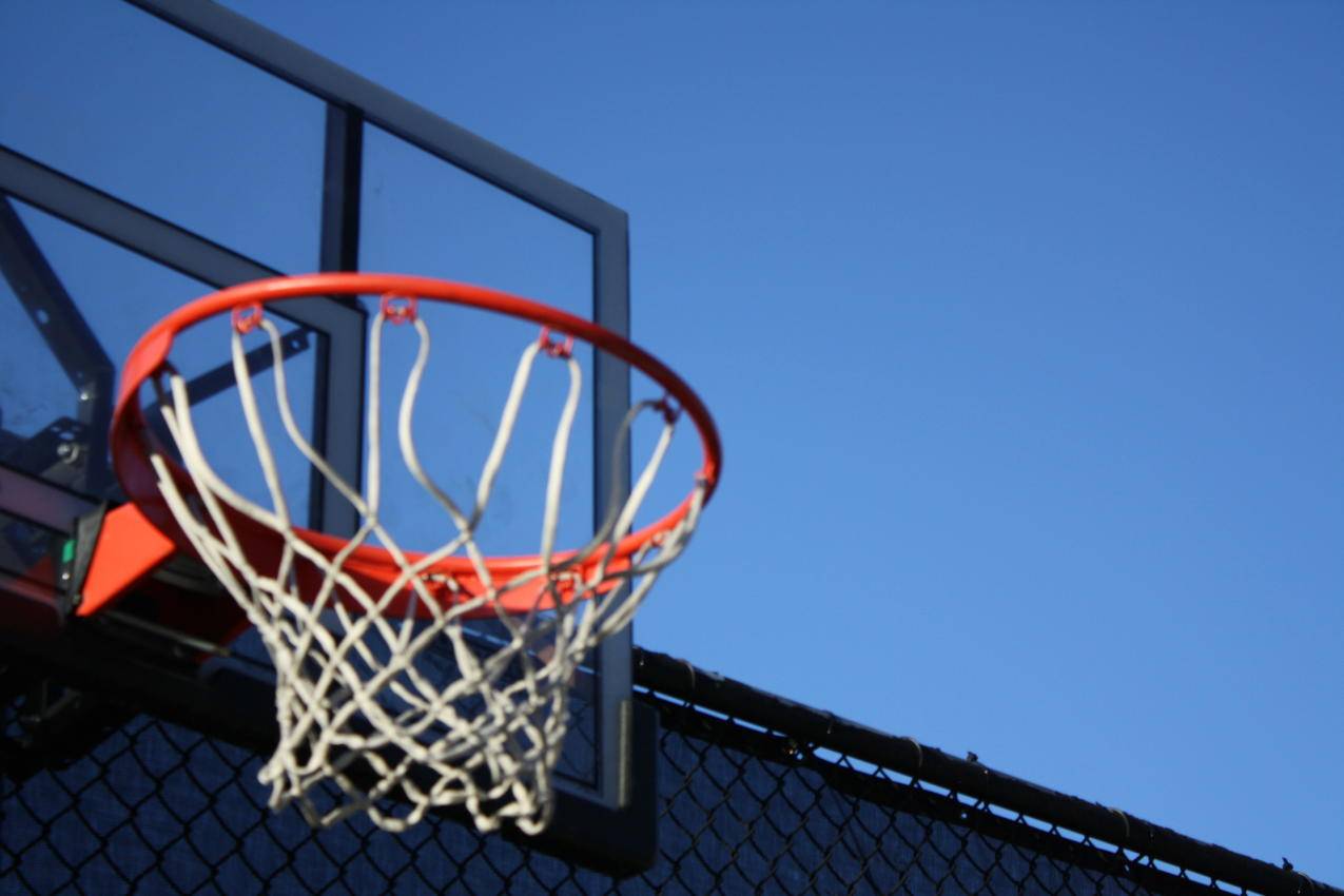 灰色金属框篮球篮筐系统