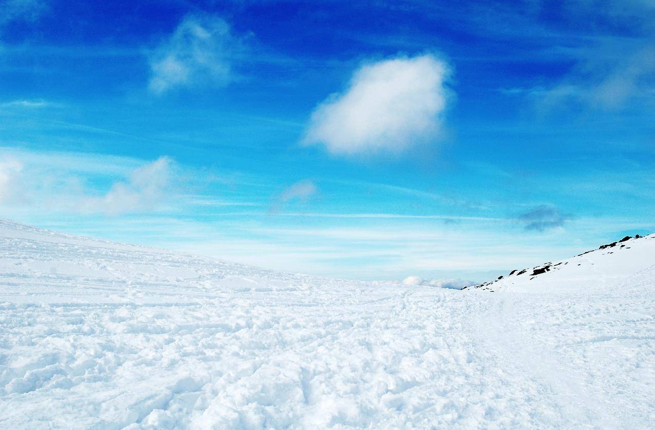 冬天的蓝天白云雪地图片