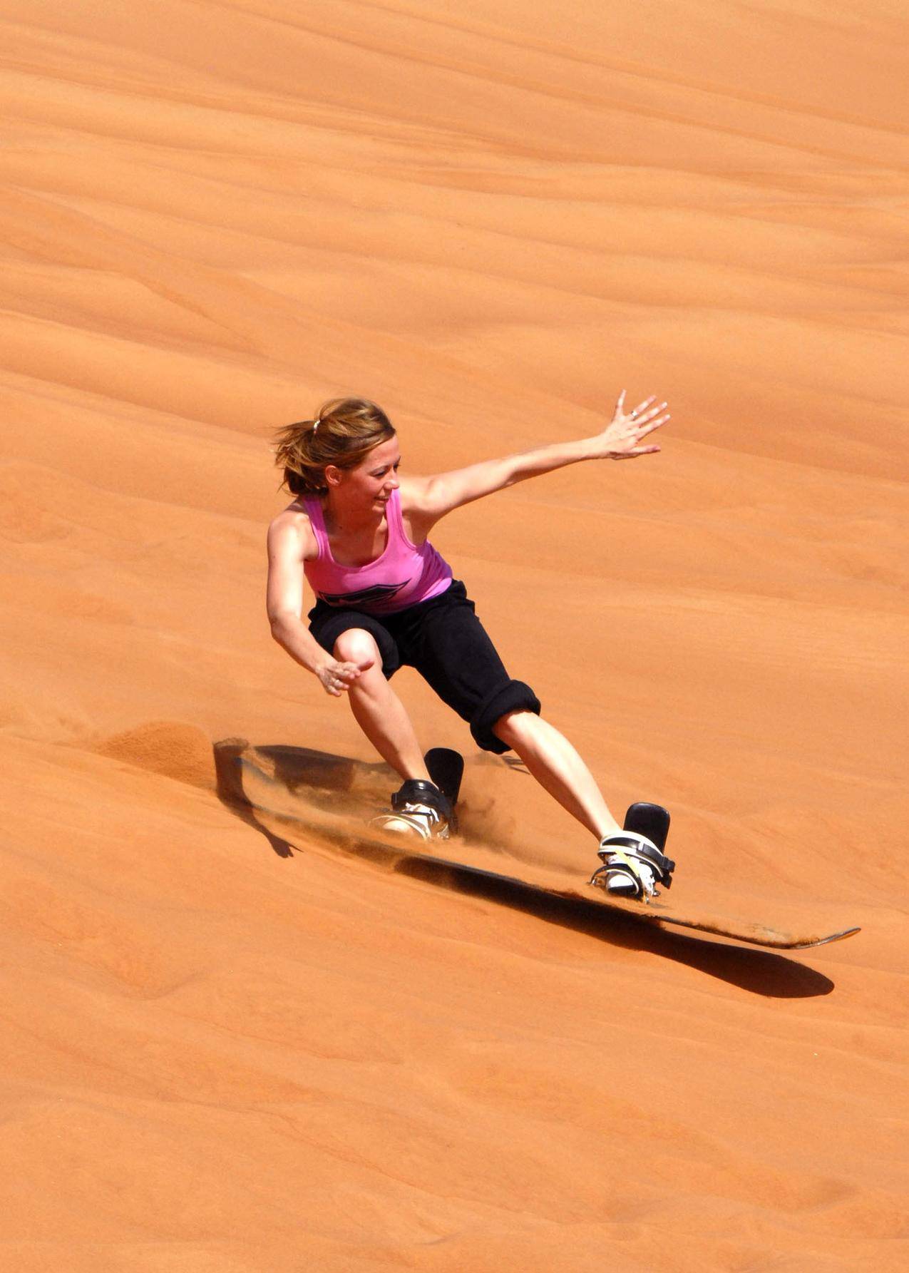 沙漠,滑板,运动女性人物图片