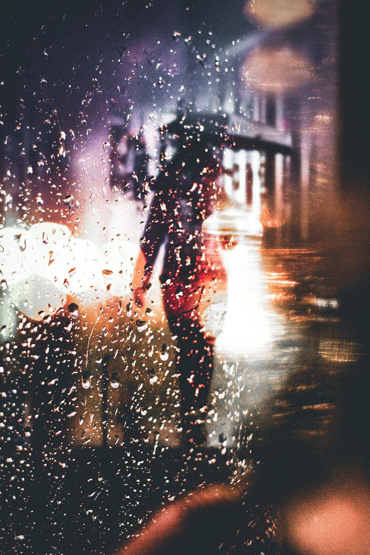 透明雨伞在大雨下抵挡水滴飞溅的背景。雨天的概念。照片摄影图片_ID:423249907-Veer图库