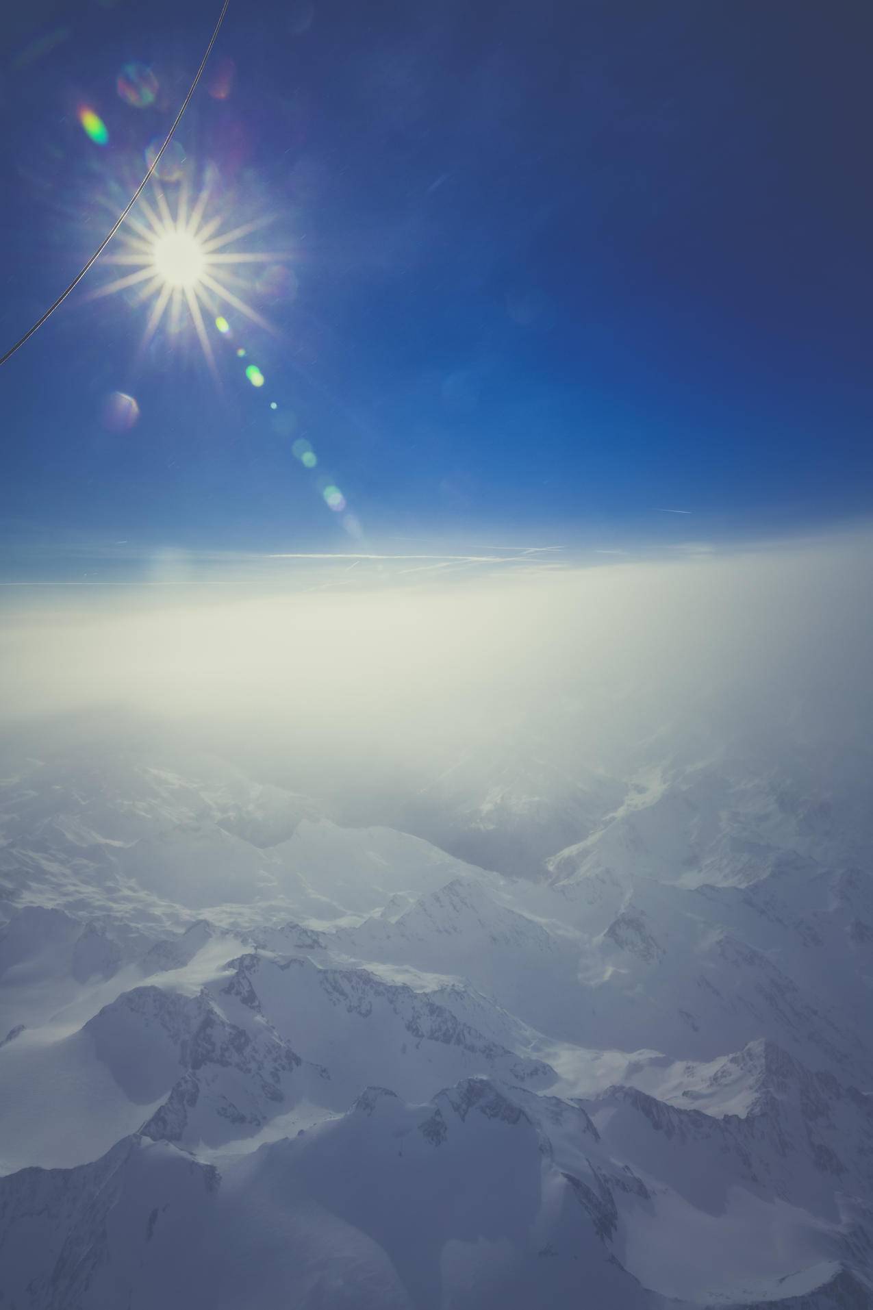 阳光下的雪山