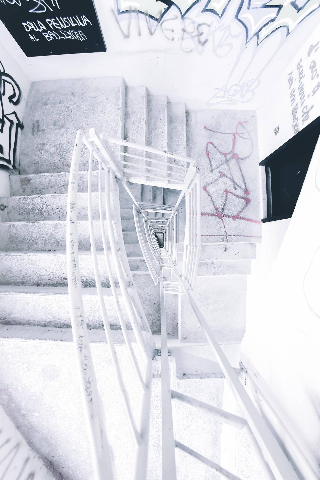 白色螺旋楼梯