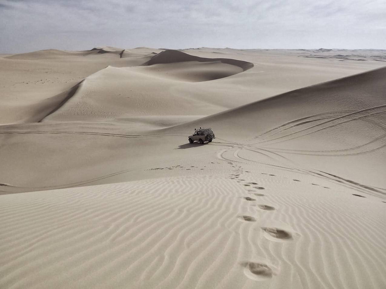 沙漠里的越野车高清图片