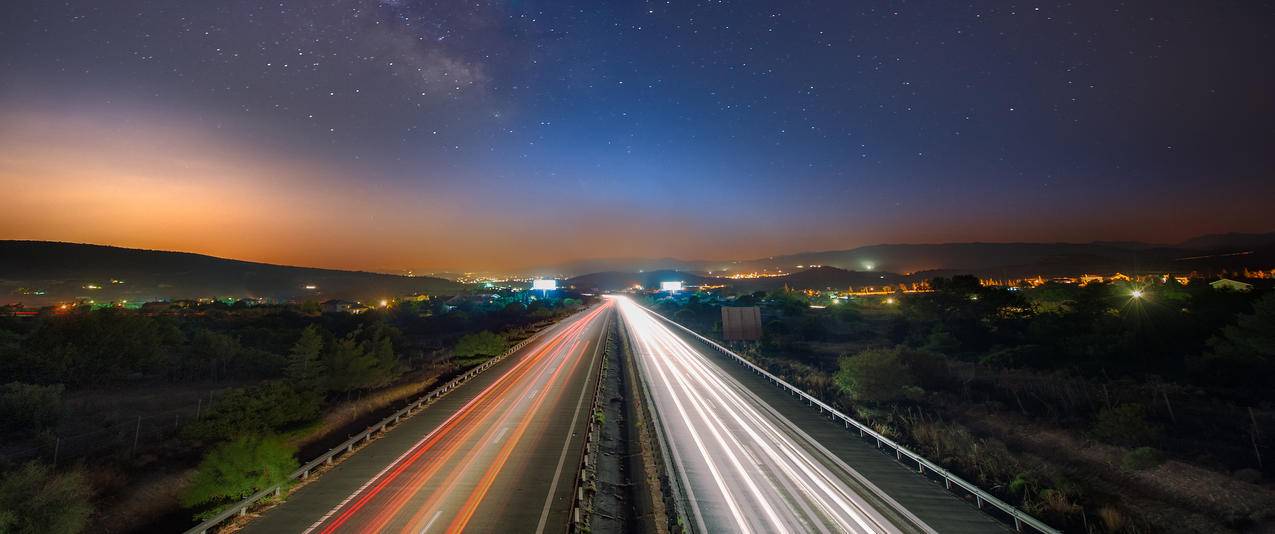 向利马索尔塞浦路斯市方向行驶的高速公路,天空中的银河,3440x1440风景壁纸