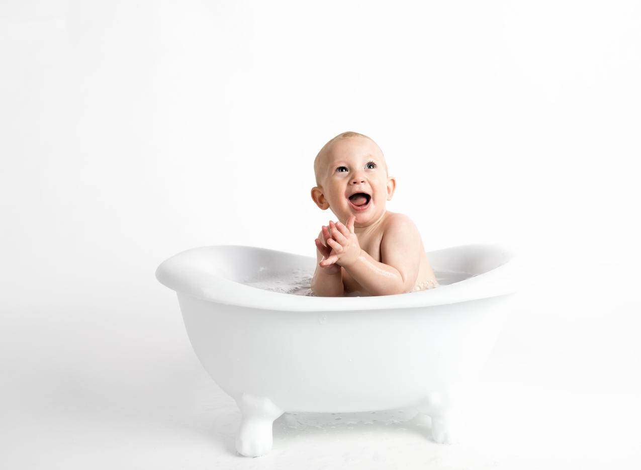 水中白色婴儿浴缸内的婴儿