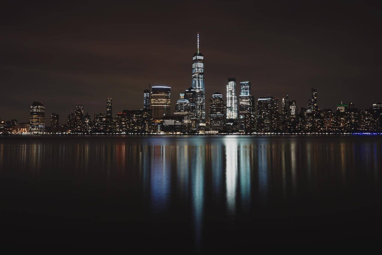 夜间城市的全景