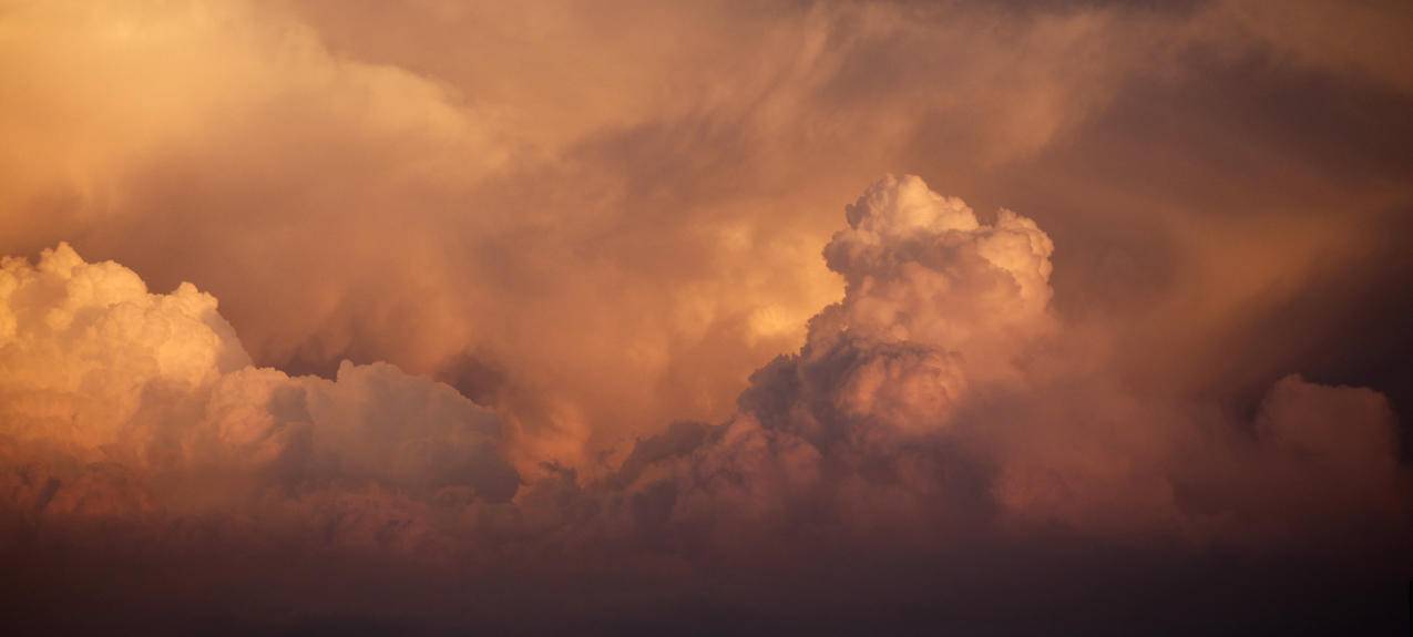 黄昏时分的云彩摄影