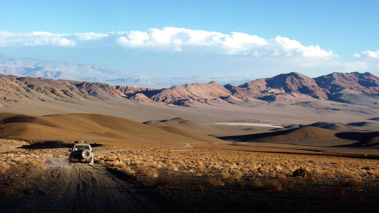安第斯山脉阿塔卡马的荒野景观与越野车图片