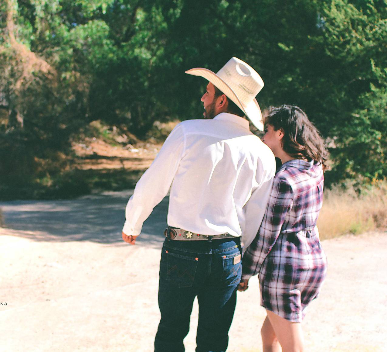 Man,Wearing,White礼服衬衫和White,Cowboy,Hat