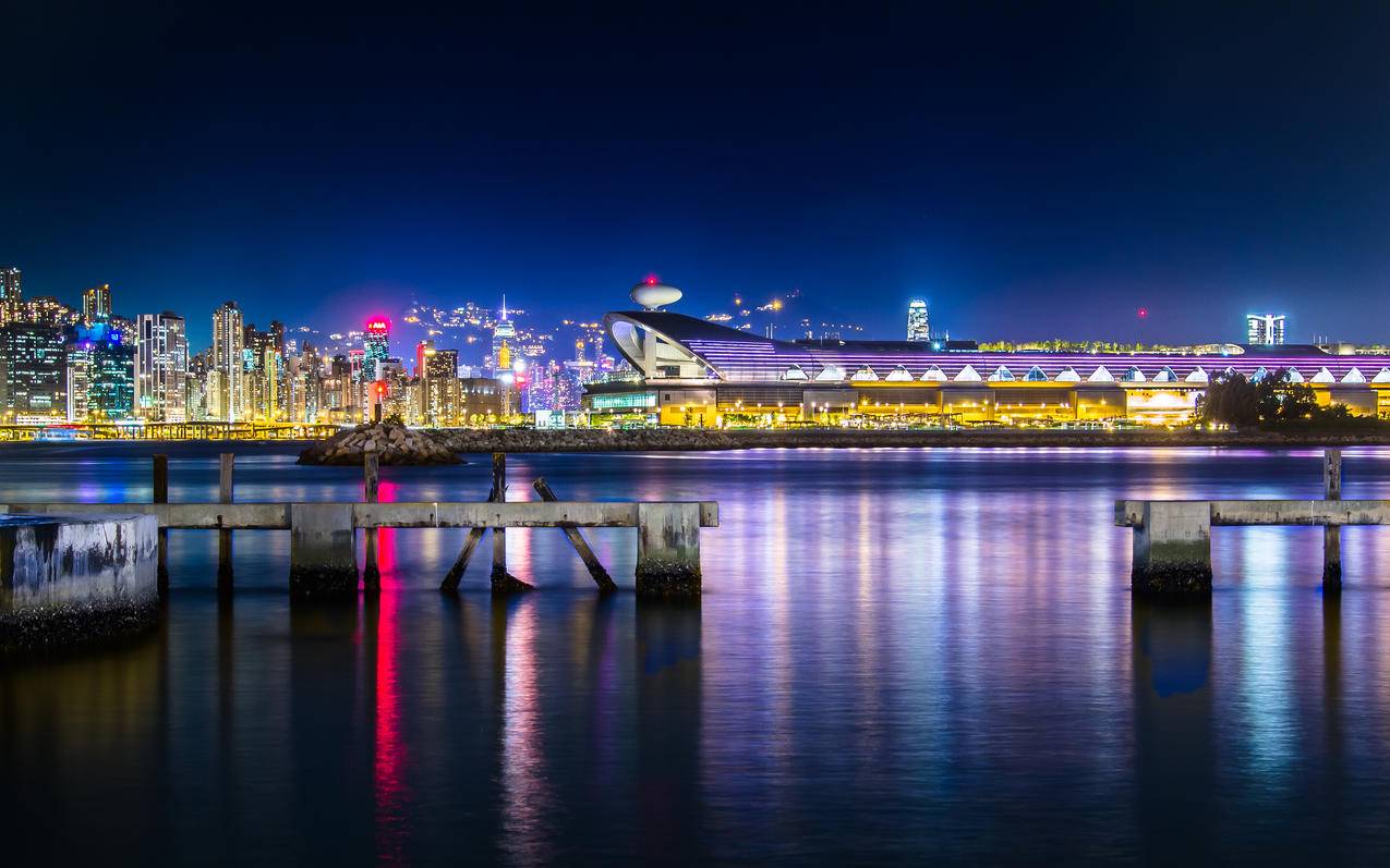 美丽的海滨城市夜景4K壁纸