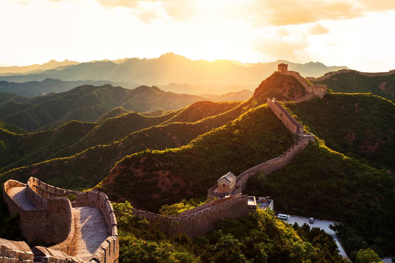 阳光下长城4K风景壁纸